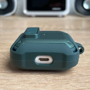 Противоударный чехол на замке для AirPods Pro 2 с карабином | iLoungeMax Lock Case Light Green - Фото 6