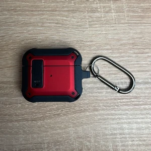Противоударный чехол на замке для AirPods Pro 2 с карабином | iLoungeMax Security Lock Case Red - Фото 3