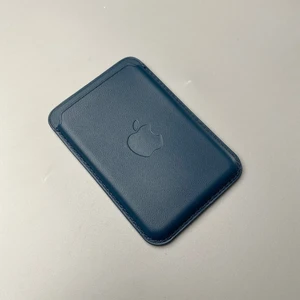 Кожаный чехол-бумажник iLoungeMax Leather Wallet MagSafe Baltic Blue для iPhone 15 | 14 | 13 | 12 OEM - Фото 3