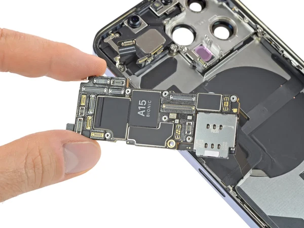 Заміна материнської плати iPhone 13 Pro