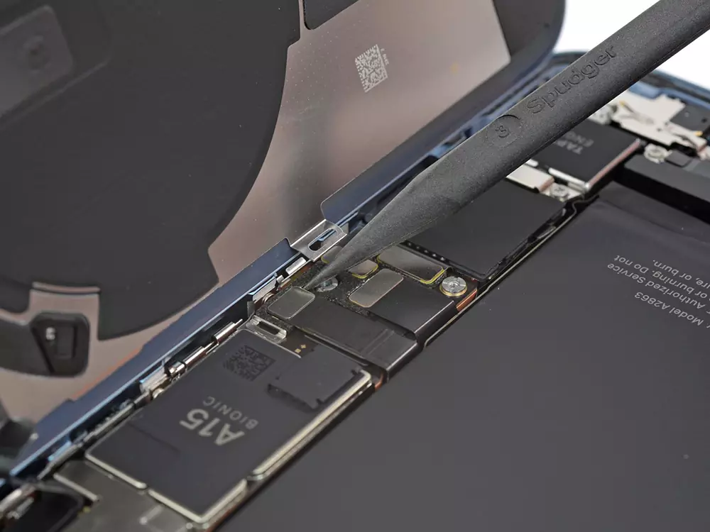 Ремонт материнської плати iPhone 14