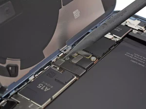 Ремонт материнской платы iPhone 14
