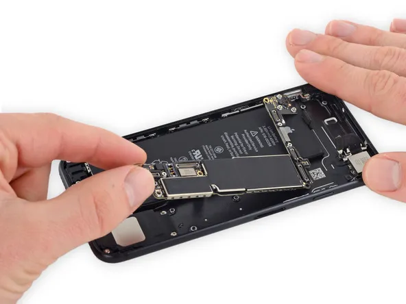 Ремонт материнской платы iPhone 7