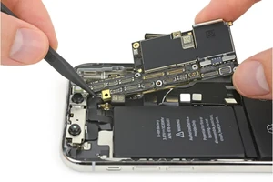 Ремонт материнської плати iPhone 8