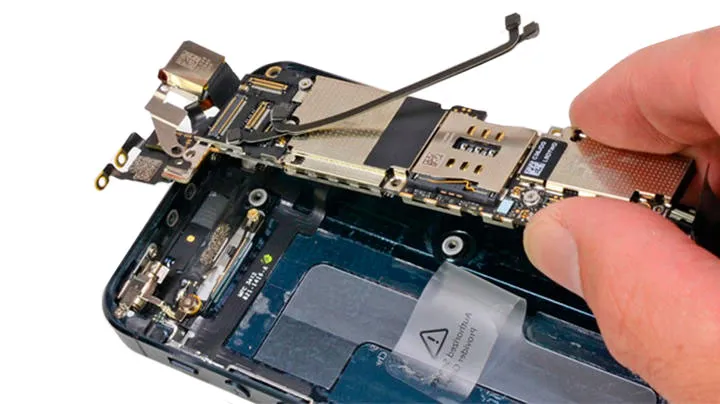 Ремонт материнской платы iPhone SE