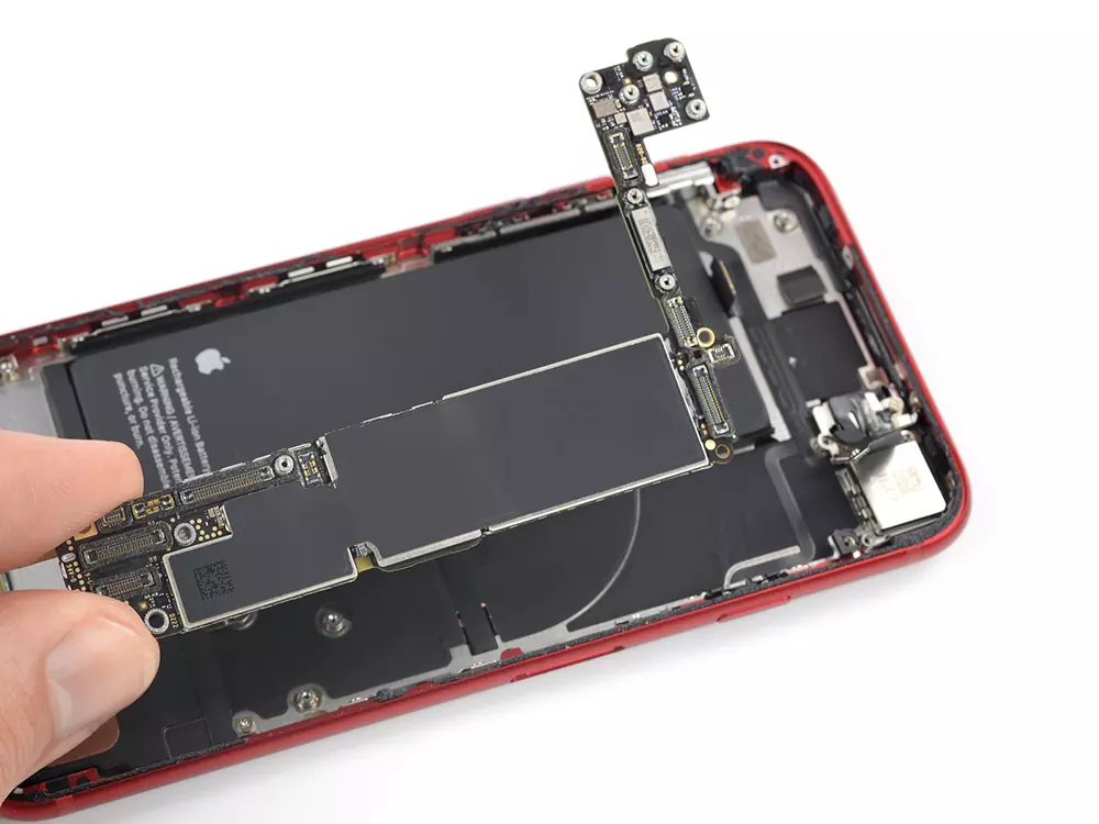 Заміна материнської плати iPhone SE 3 (2022)
