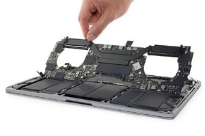 Ремонт материнской платы после воды MacBook Pro 13