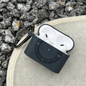 Протиударний чохол із карабіном Spigen Rugged Armor Matte Case Black для AirPods Pro 2 - Фото 3