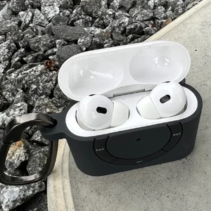 Протиударний чохол із карабіном Spigen Rugged Armor Matte Case Black для AirPods Pro 2 - Фото 4