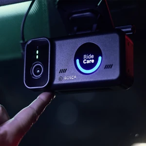 Видеорегистратор с умной камерой и беспроводной тревожной кнопкой Bosch RideCare Companion на основе AI - Фото 3