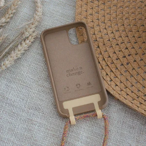 Эко-чехол с ремешком Woodcessories Crossbody Case Taupe Brown для iPhone 13 Pro Max - Фото 3