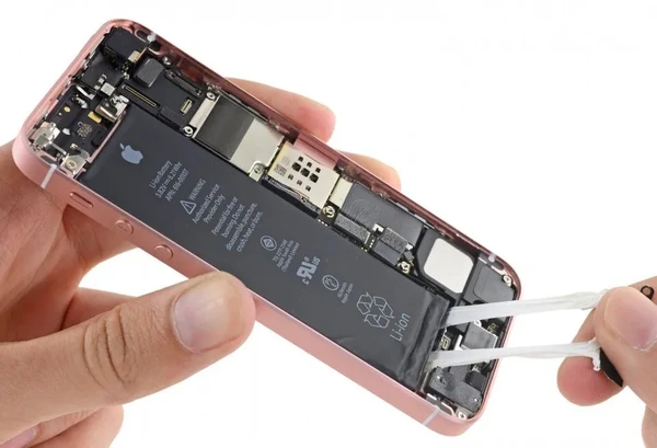 Заміна акумулятора iPhone SE