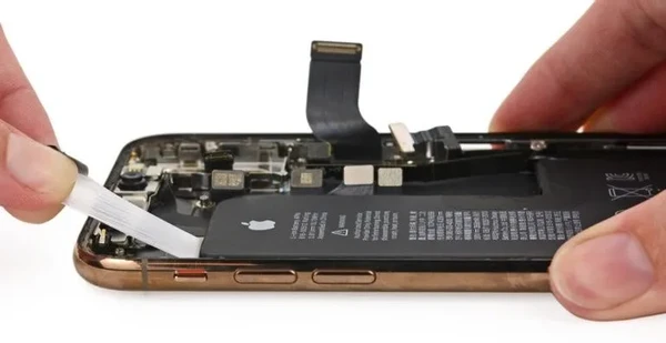Заміна акумулятора iPhone XR (без помилки)