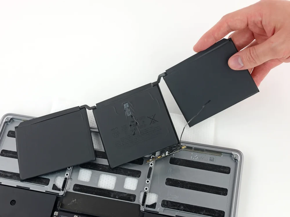 Замена аккумулятора MacBook Pro 13" (2020) A2289, A2251