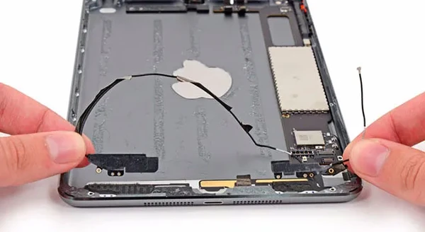 Заміна антени Wi-Fi iPad Pro 11"