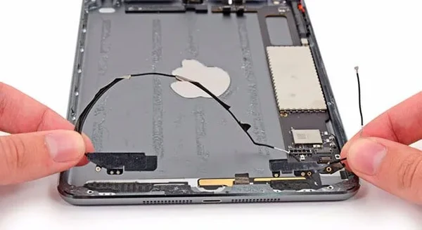 Заміна антени Wi-Fi на iPad Pro 12.9" (2015)