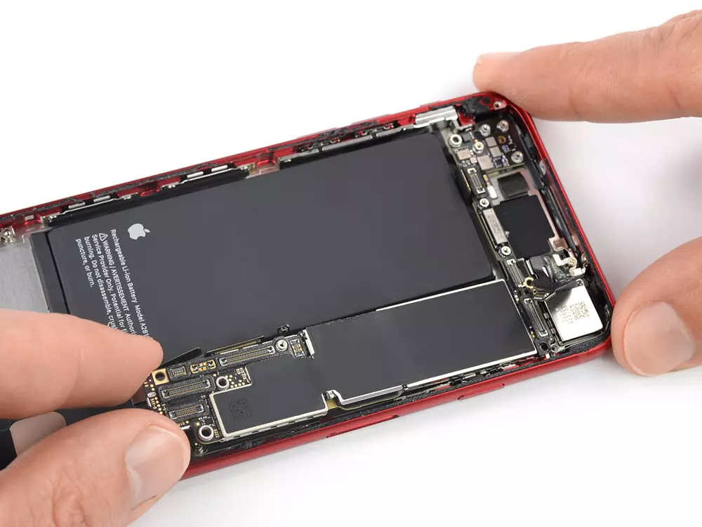 Замена контроллера питания iPhone SE 3 (2022)