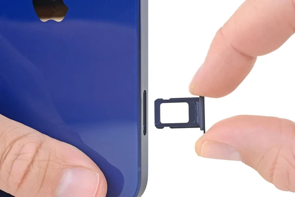 Заміна лотка SIM-карти iPhone 13