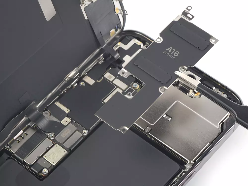 Заміна материнської плати iPhone 14 Pro Max