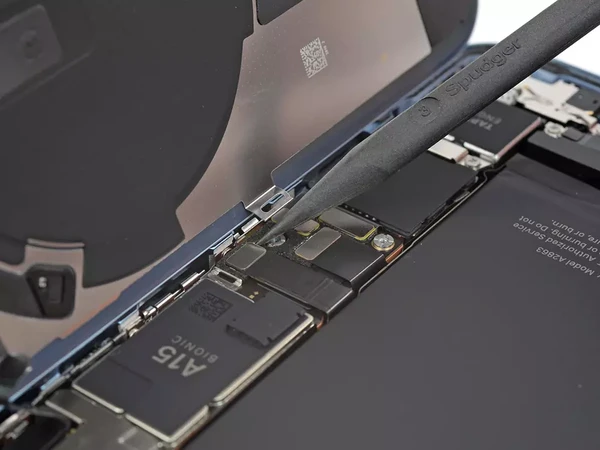 Замена материнской платы iPhone 14