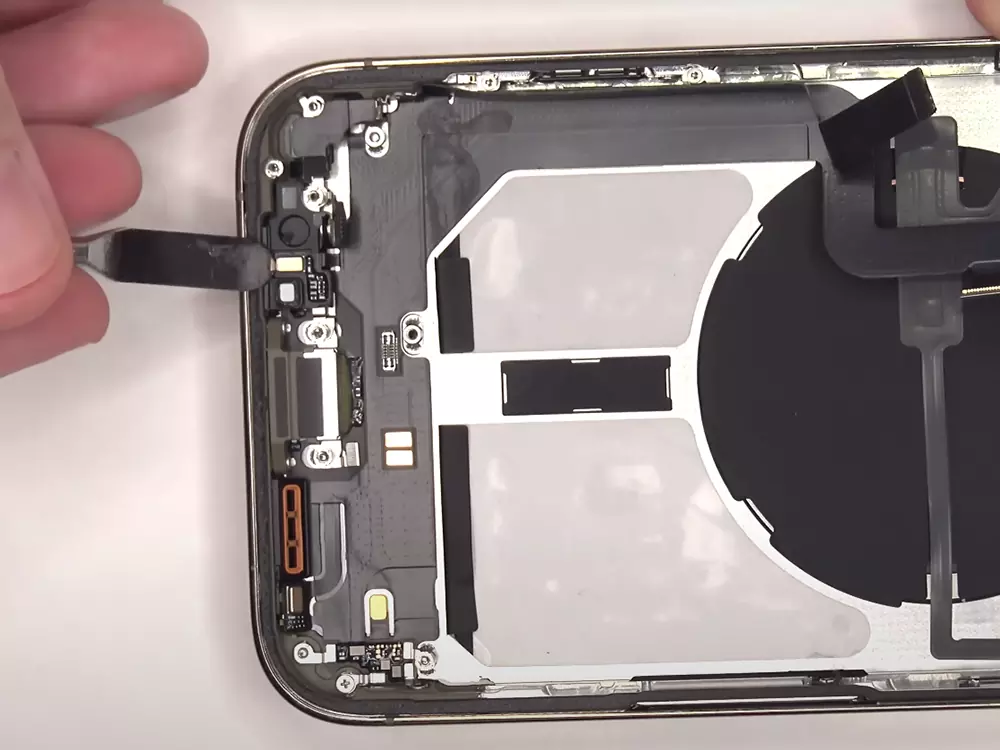 Замена микрофона iPhone 14 Pro Max