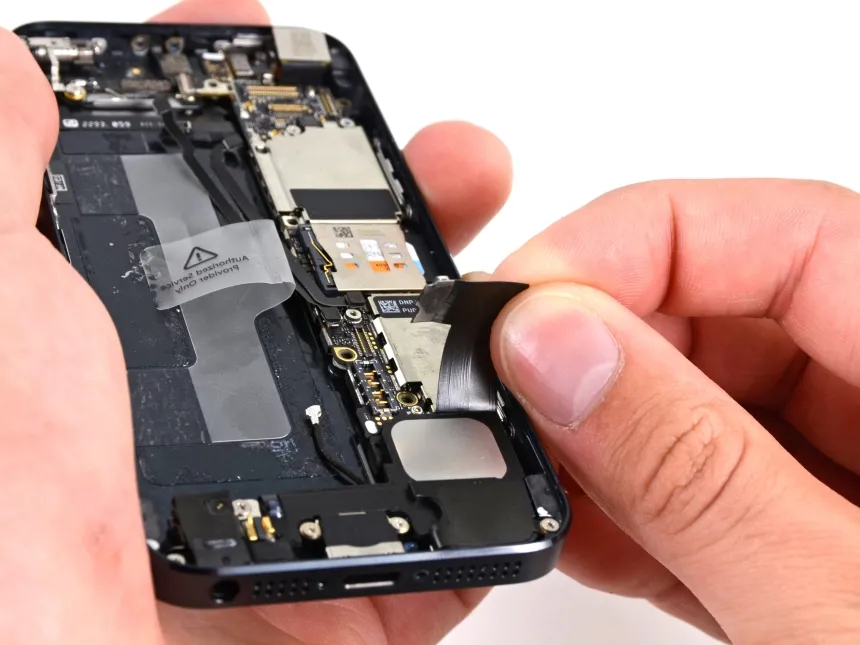 Замена микрофона iPhone SE