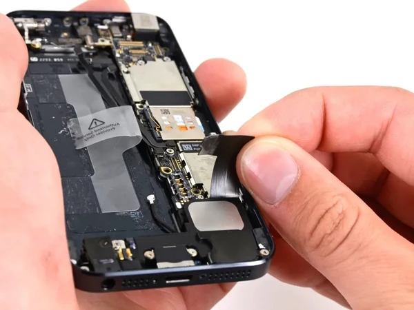 Замена микрофона iPhone SE