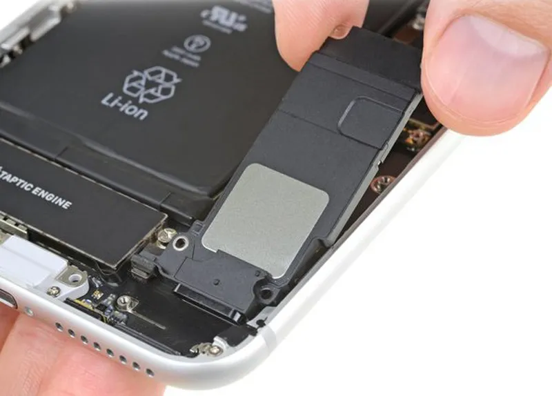 Заміна поліфонічного (нижнього) динаміка iPhone 8