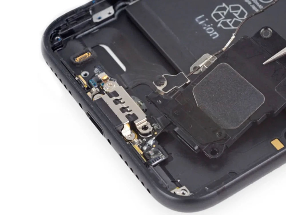 Замена полифонического (нижнего) динамика iPhone 7