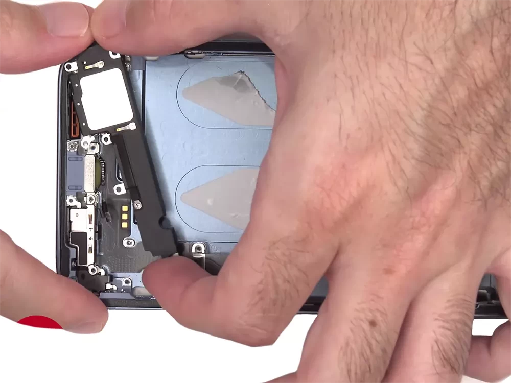 Заміна поліфонічного (нижнього) динаміка iPhone 14 Plus