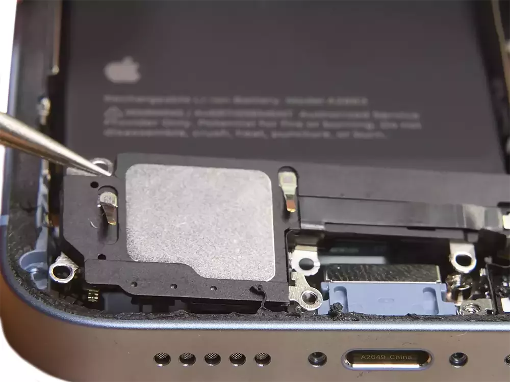 Заміна поліфонічного (нижнього) динаміка iPhone 14