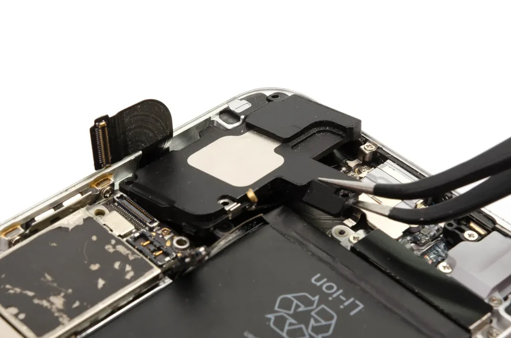 Заміна поліфонічного (нижнього) динаміка iPhone 6 Plus