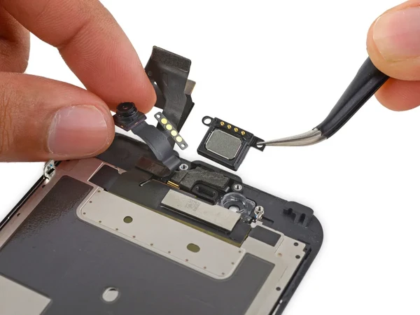 Заміна сітки голосового динаміка iPhone 13 mini