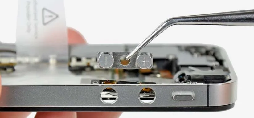 Замена шлейфа кнопок громкости iPhone 4 | 4S
