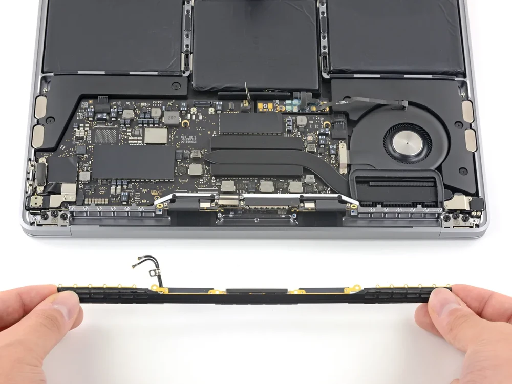 Заміна шлейфу матриці MacBook Pro 13" (2020) A2289, A2251