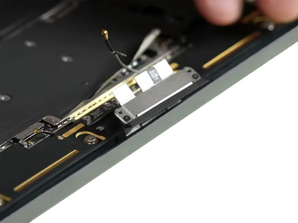 Замена шлейфа матрицы MacBook Pro 13" M2 (2022) A2338
