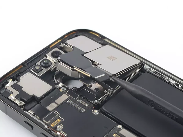 Замена задней камеры iPhone 14 Pro