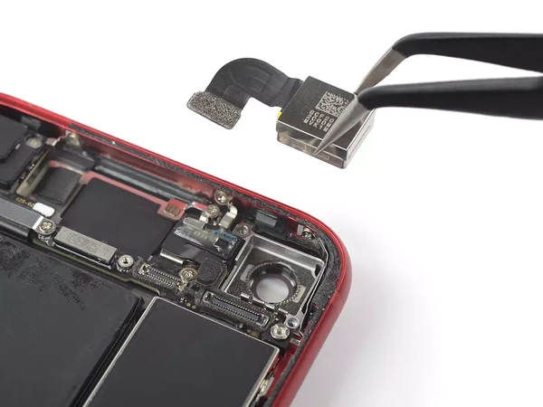 Замена стекла задней камеры iPhone SE 3 (2022)