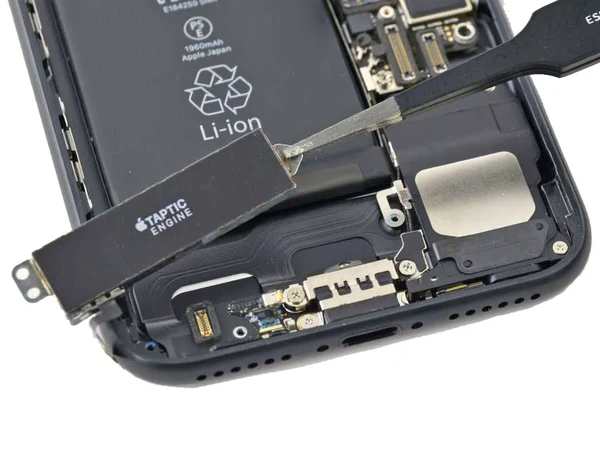 Замена виброзвонка iPhone 12 Pro