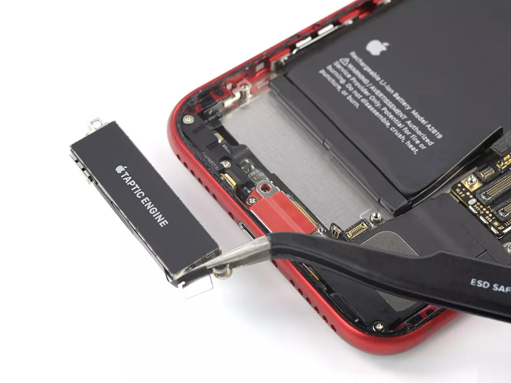 Замена виброзвонка iPhone SE 3 (2022)