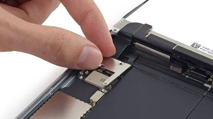 Заміна задньої камери iPad 2
