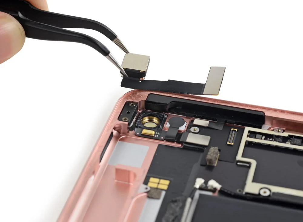Заміна задньої камери iPad Pro 9.7"