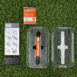 Прозрачное защитное стекло с аппликатором Spigen Glas.tr EZ Fit для iPhone 16 Pro - Фото 10