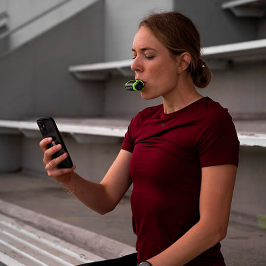 Тренажер для дихання Airofit Active відстежує ваші тренерування