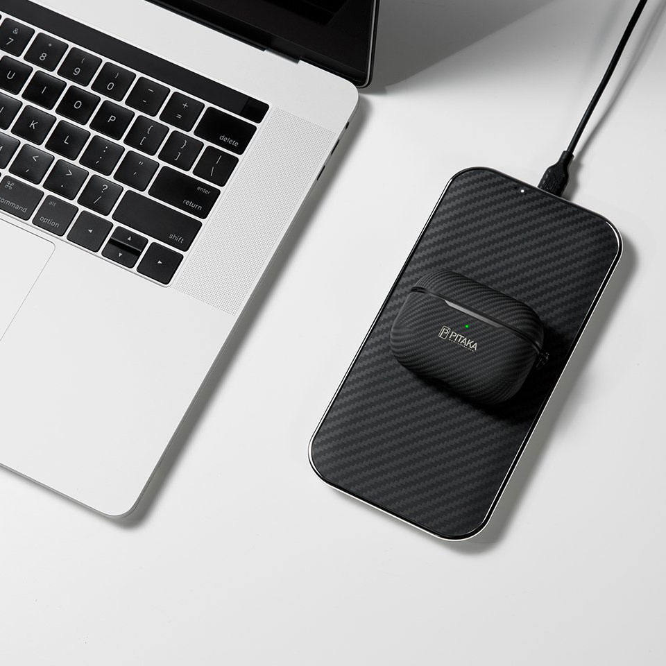 Черный чехол с карабиним для Apple AirPods Pro Pitaka Air Pal Mini