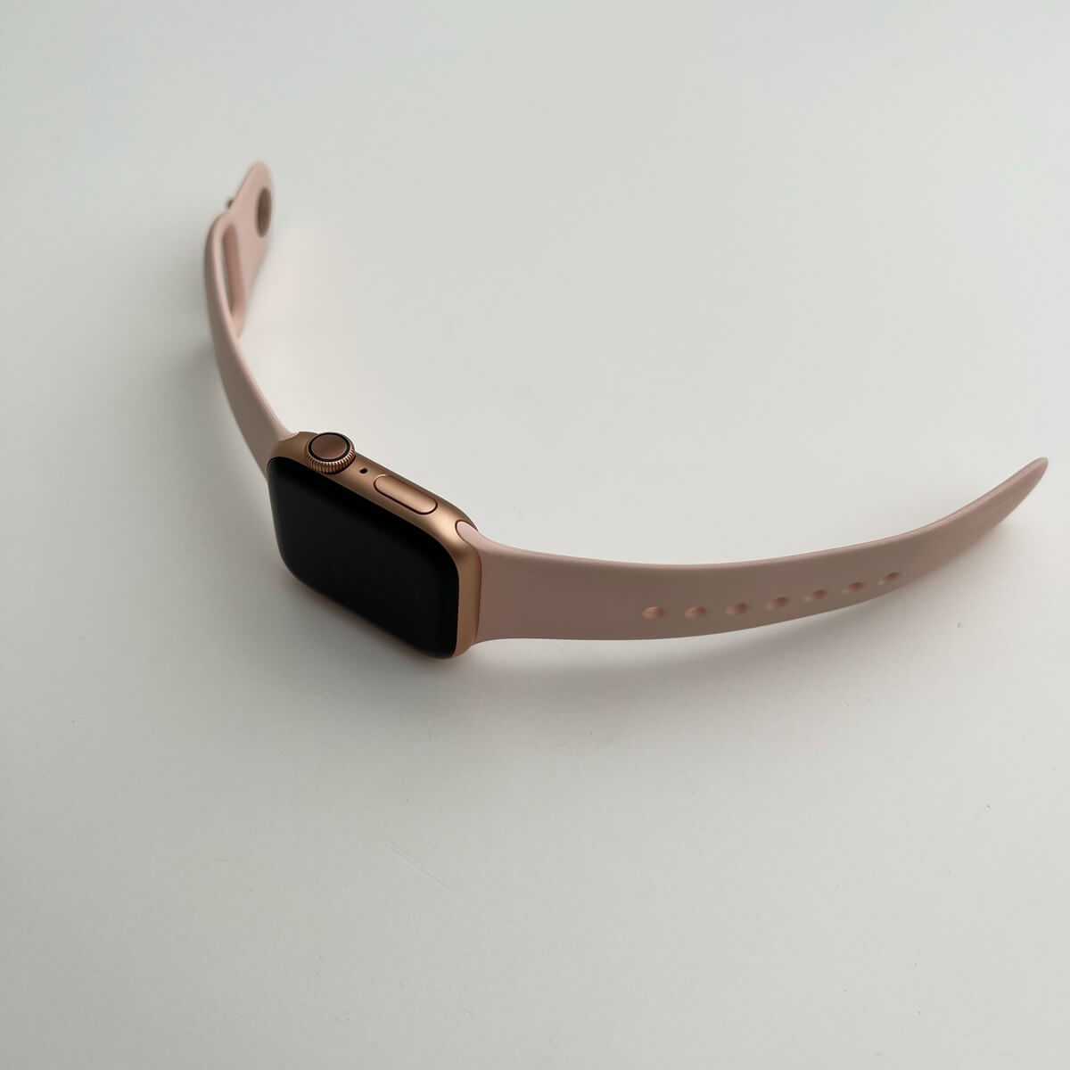 б/у Apple Watch Series 4 40mm GPS Gold Aluminum Case Pink Sand Sport Band (MU682) в хорошем состоянии по низкой цене