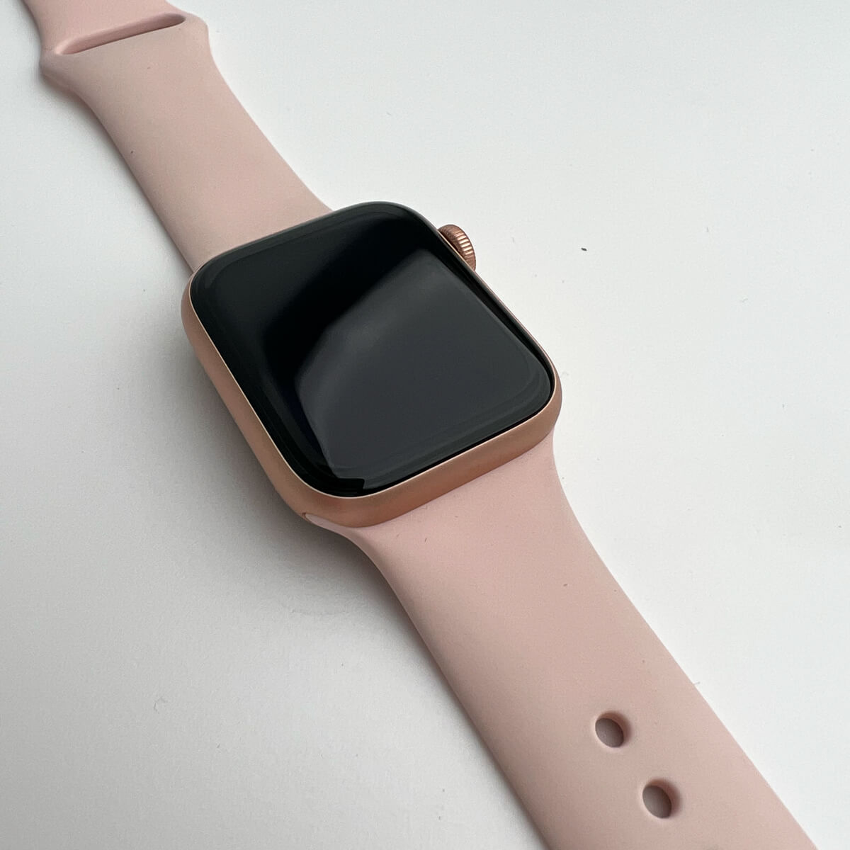 б/у Apple Watch Series 4 40mm GPS Gold Aluminum Case Pink Sand Sport Band (MU682) купить по низкой цене