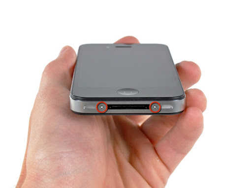 Чистка нижнего динамика iPhone 4/4S