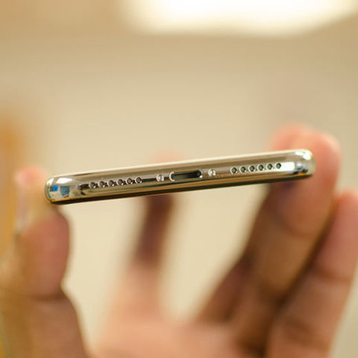 Чистка от пыли и грязи iPhone 11