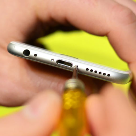 Чистка от пыли и грязи iPhone 7
